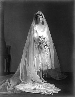 Свадебные традиции: история белого платья невесты 
