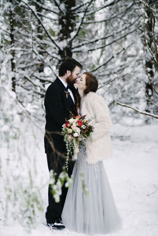 Накидки и полушубки: 30 идей для зимнего образа невесты 