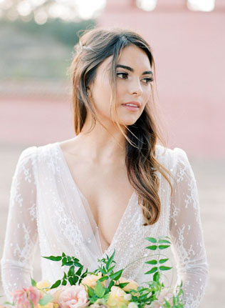 Свадебные тренды: платья с глубоким V-вырезом 