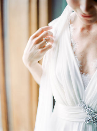 Свадебные тренды: платья с глубоким V-вырезом 