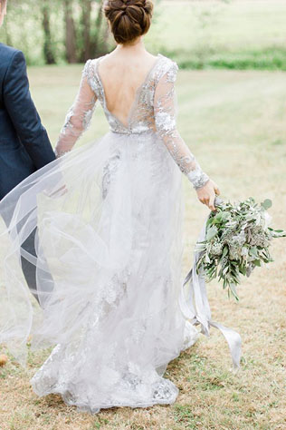 Нарушая правила: серые платья для невест 