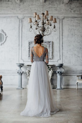 Нарушая правила: серые платья для невест 
