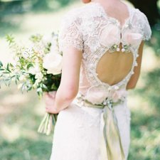 25 свадебных платьев с круглым вырезом на спинке