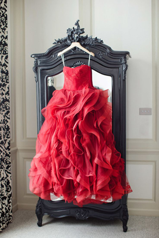Цвет страсти: 25 красных и бордовых свадебных платьев 