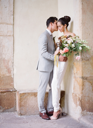 Как с подиума: брючные костюмы и комбинезоны для стильных невест 