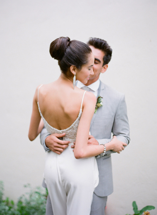 Как с подиума: брючные костюмы и комбинезоны для стильных невест 