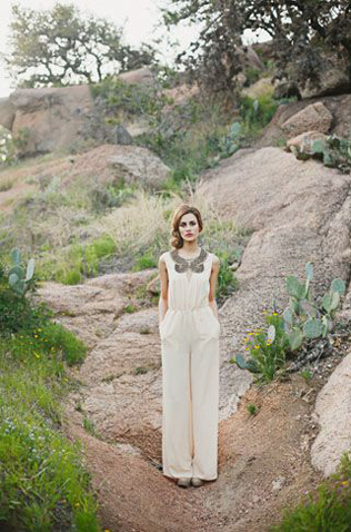 Как с подиума: брючные костюмы и комбинезоны для стильных невест 