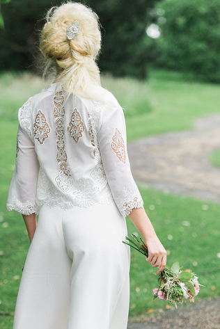 Как с подиума: брючные костюмы и комбинезоны для стильных невест 