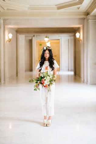 Как с подиума: брючные костюмы и комбинезоны для стильных невест 