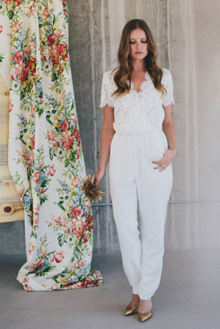 Как с подиума: брючные костюмы и комбинезоны для стильных невест 