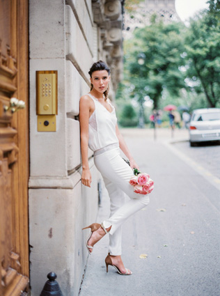 Как с подиума: брючные костюмы и комбинезоны для стильных невест 