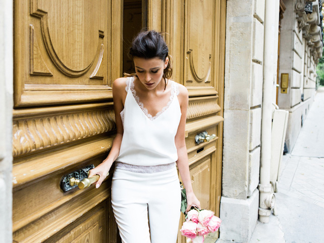 Как с подиума: брючные костюмы и комбинезоны для стильных невест 