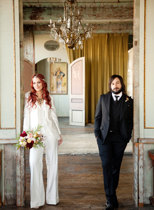 Как с подиума: брючные костюмы и комбинезоны для стильных невест 