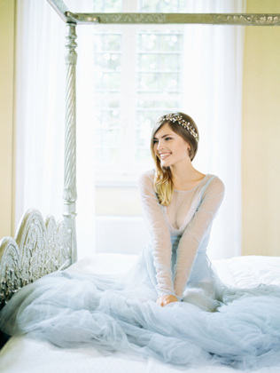 Тренд весны: свадебные платья с фальш-декольте 