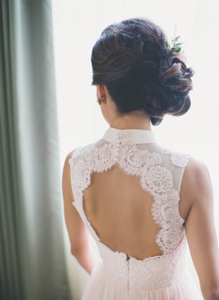 25 свадебных платьев с круглым вырезом на спинке 