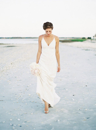 30 лучших свадебных платьев для пляжной церемонии - Ohdress.ru 30 лучших свадебных платьев для пляжной церемонии