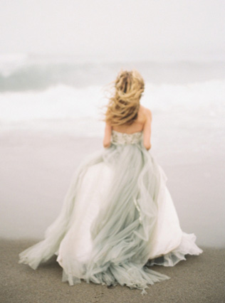 30 лучших свадебных платьев для пляжной церемонии - Ohdress.ru 30 лучших свадебных платьев для пляжной церемонии