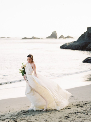 30 лучших свадебных платьев для пляжной церемонии - Ohdress.ru 30 лучших свадебных платьев для пляжной церемонии