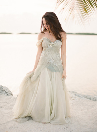 30 лучших свадебных платьев для пляжной церемонии - Ohdress.ru 30 лучших свадебных платьев для пляжной церемонии