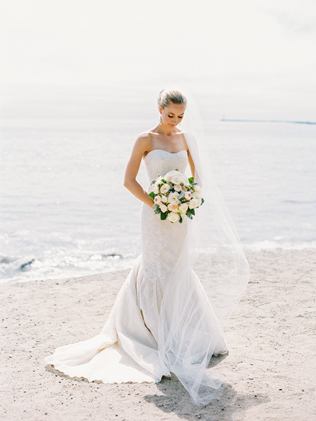 30 лучших свадебных платьев для пляжной церемонии 