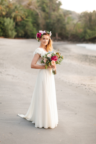 30 лучших свадебных платьев для пляжной церемонии - Ohdress.ru 30 лучших свадебных платьев для пляжной церемонии